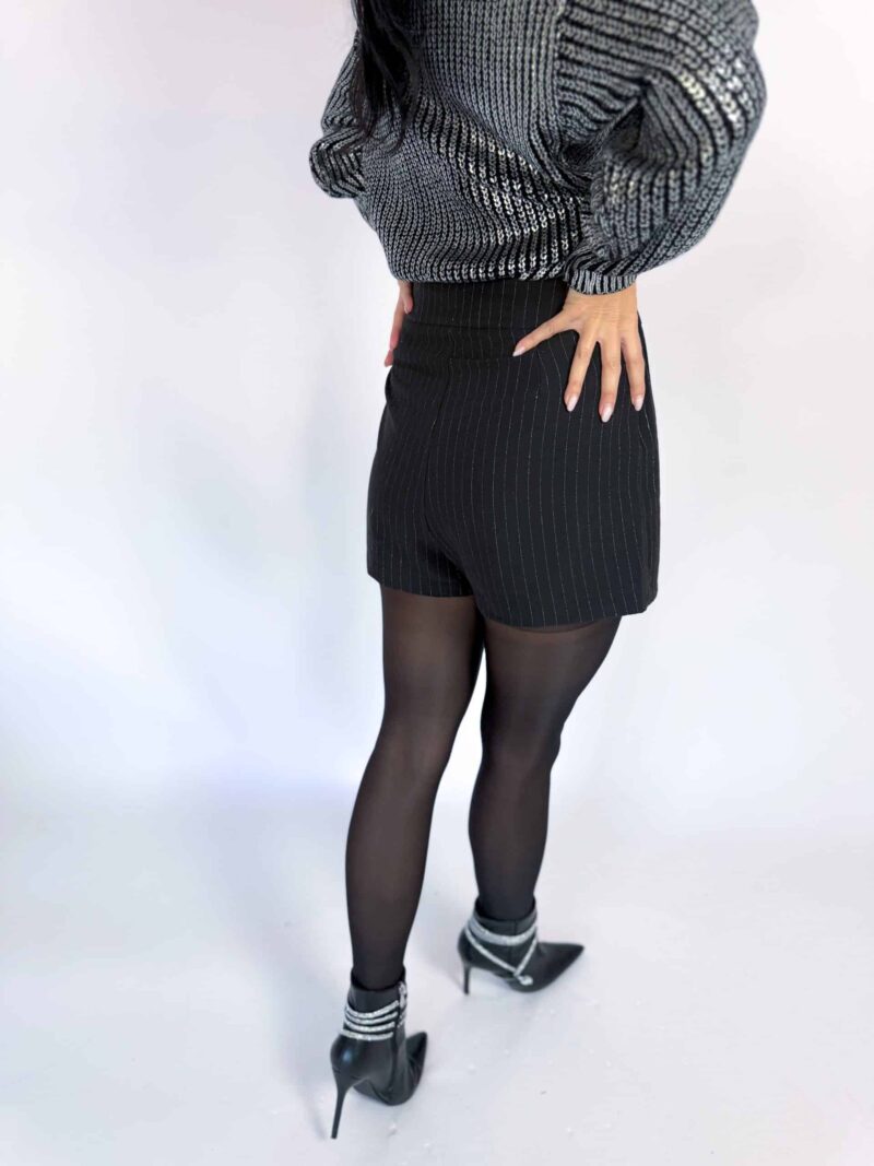 Pásikavý skort čierny - Image 5