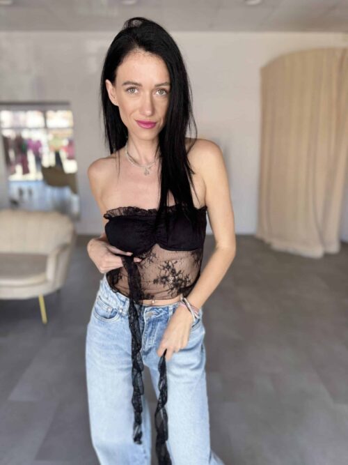 Čipkovaný top s volánmi čierny