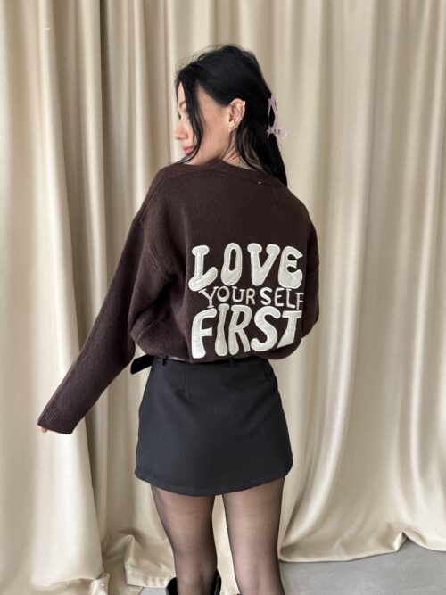 Sveter "LOVE YOURSELF FIRST" čokoládový
